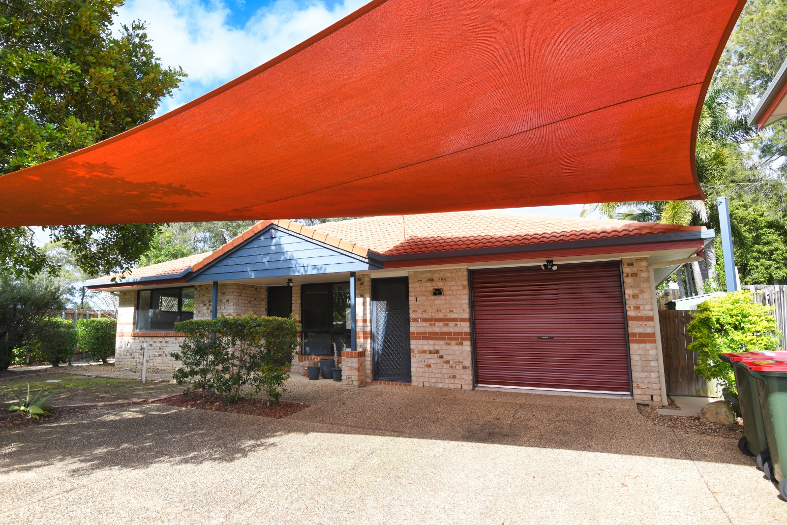 READY TO RETIRE NOW ONLY $955,000 For Great House & Part Time Business!   Any & All Offers Will Be Considered!   A day a week of work in Kuraby is all it takes!
