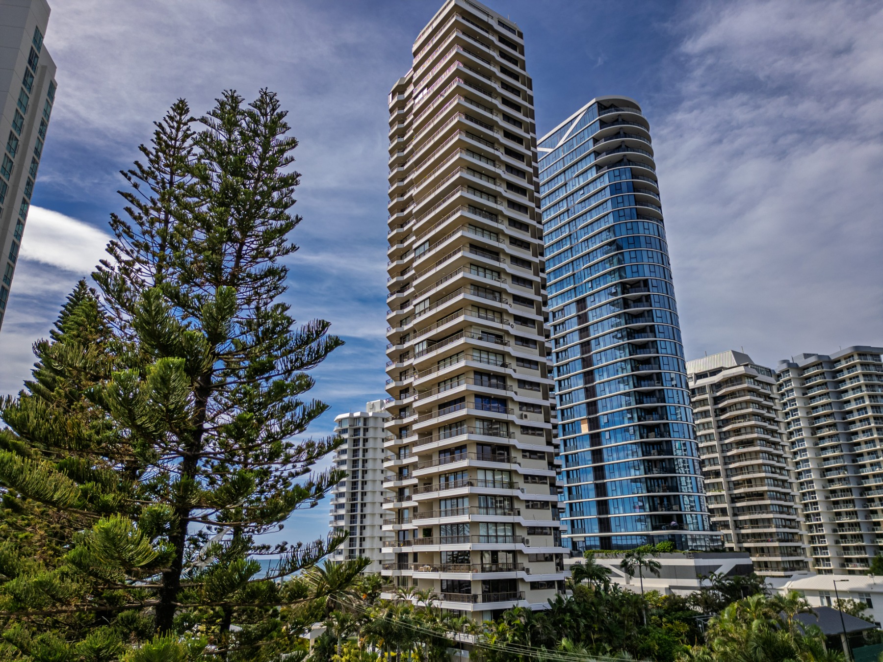 PERMANENT MANAGEMENT RIGHTS COMPLEX MAIN BEACH - HIGH INCOME - LUXURY LIFESTYLE