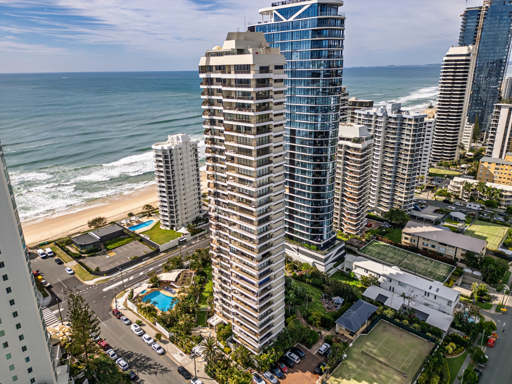 ONE OF THE BEST IN MAIN BEACH…  | Resort Brokers ID : MR009103