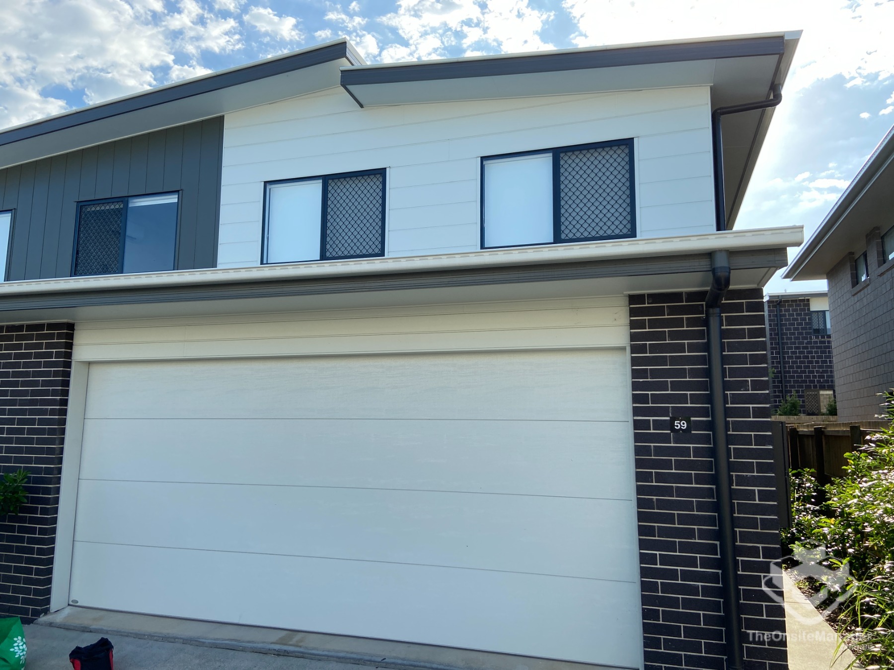 3 BEDROOM TOWNHOUSE - Double Garage, Air Cons, Pets Welcome