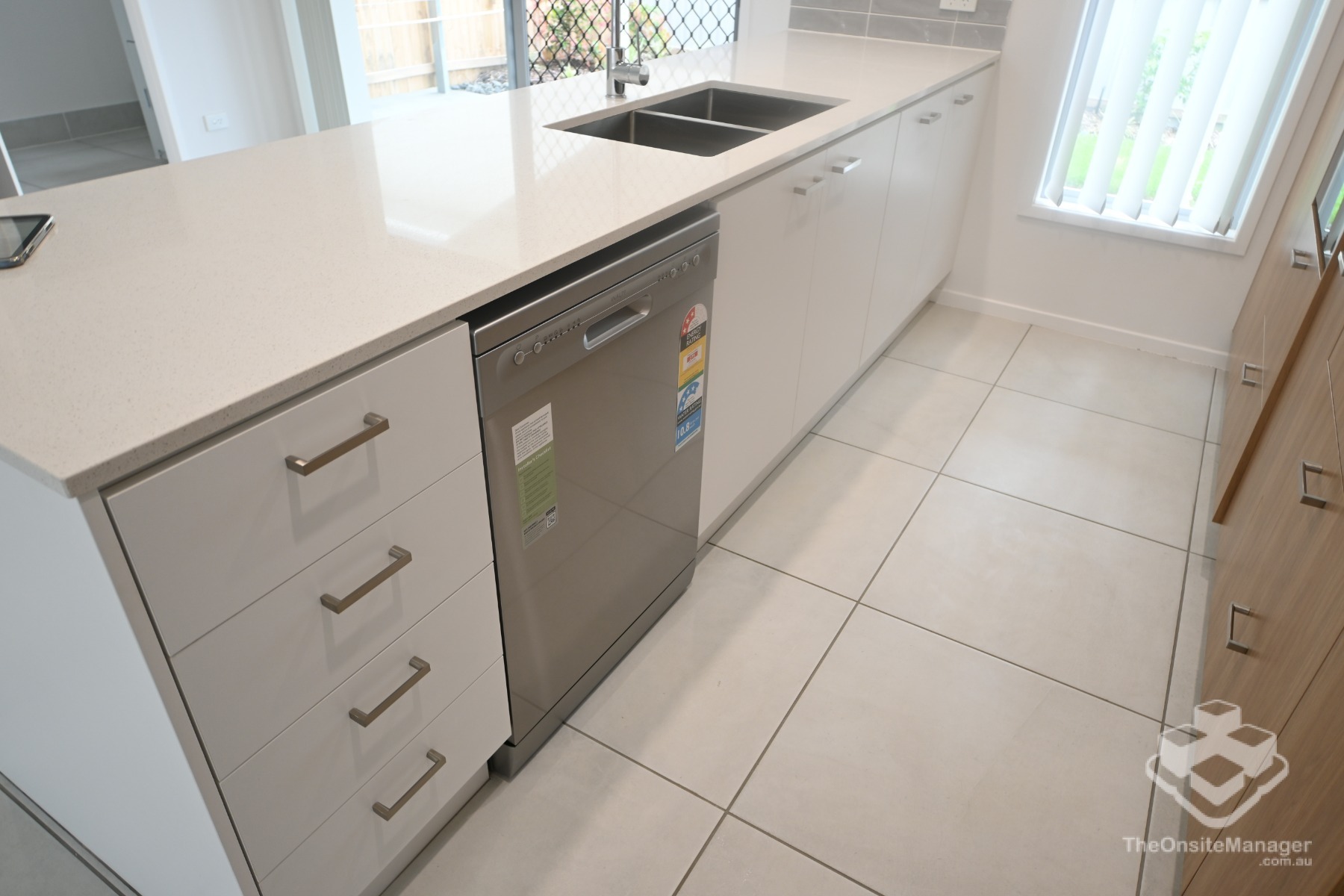 LUXURY 4 BEDROOM TOWNHOUSE in Browns Plains