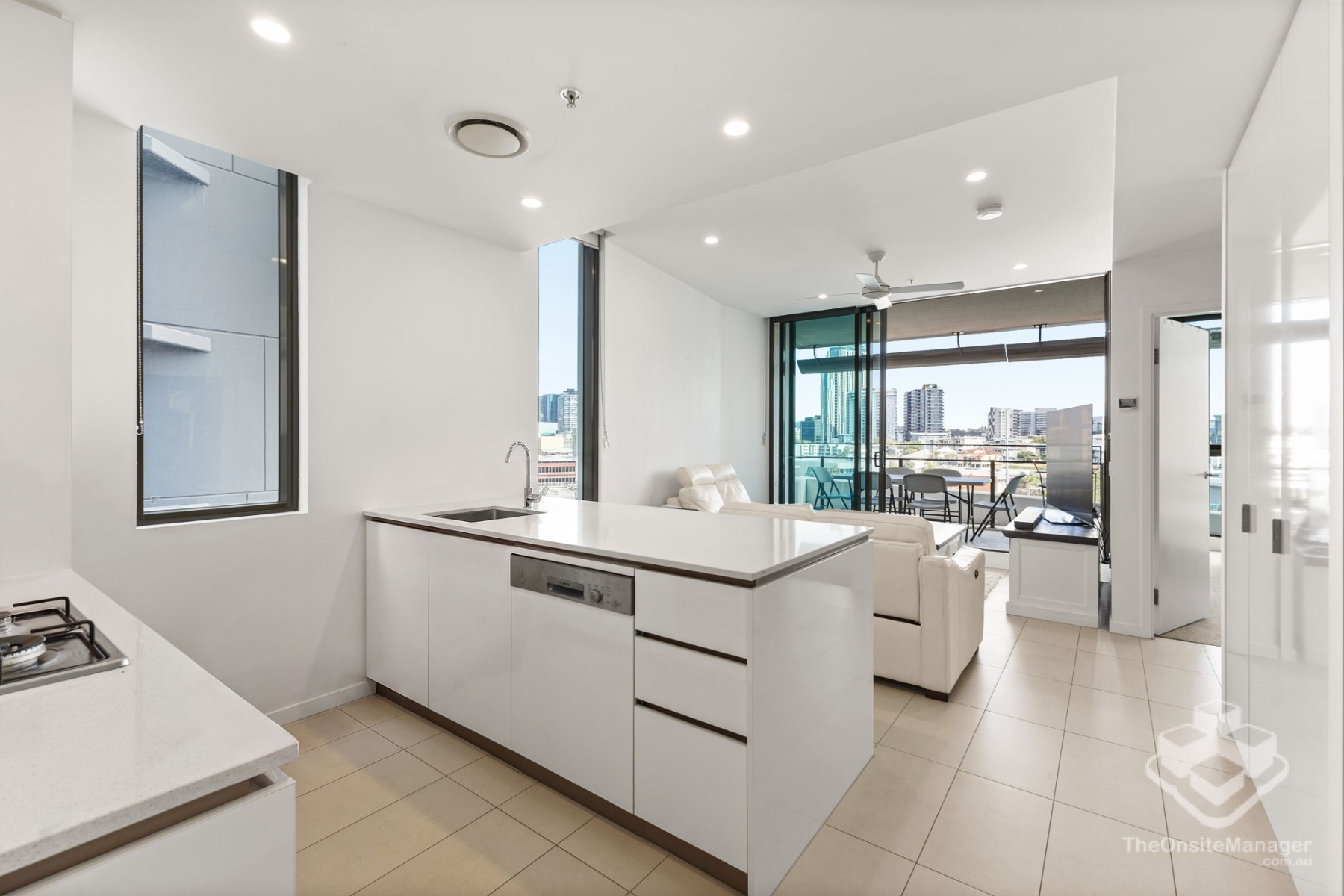 Modern 1 Bedroom Unit - Large Balcony with Scenic Views