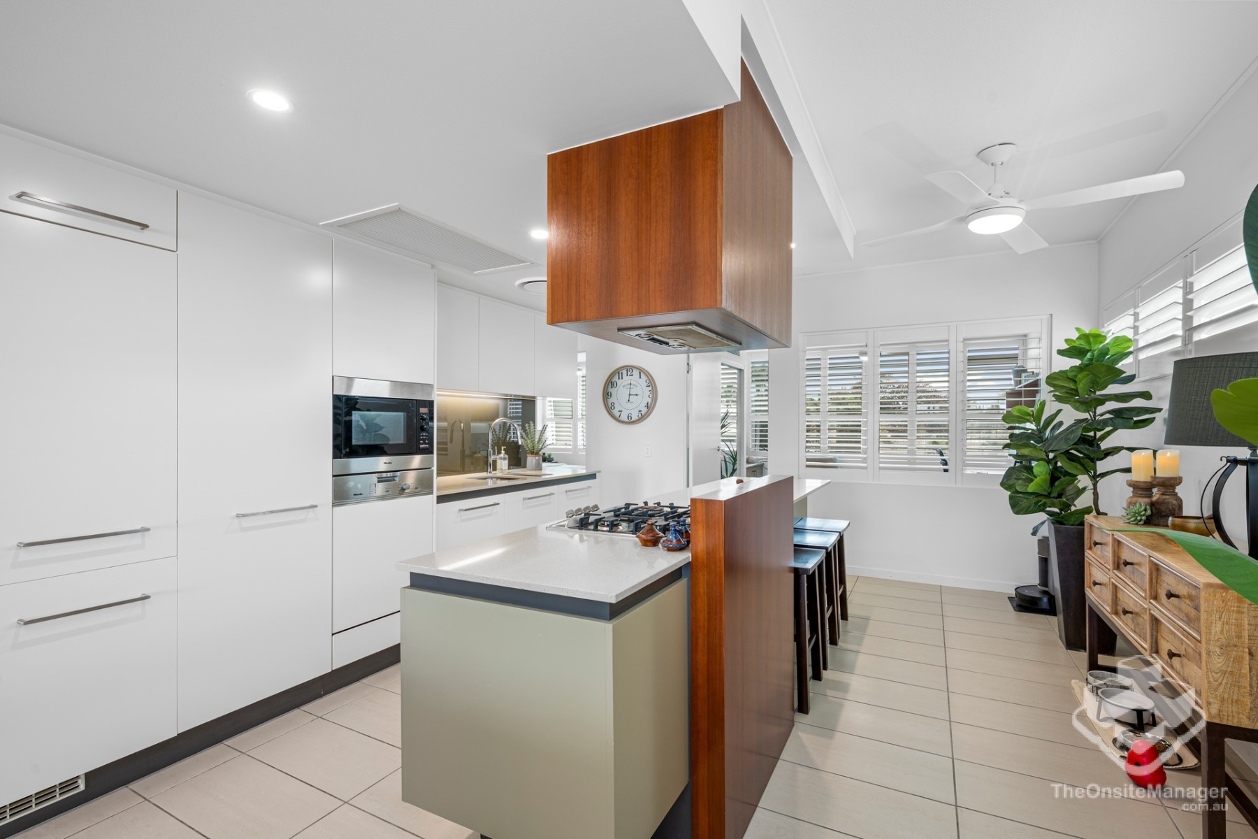 SUPERBLY RENOVATED, BEAUTIFULLY FURNISHED-3 BEDROOM LUXURY APARTMENT - MARINA LOCATION-STANTON APARTMENTS-