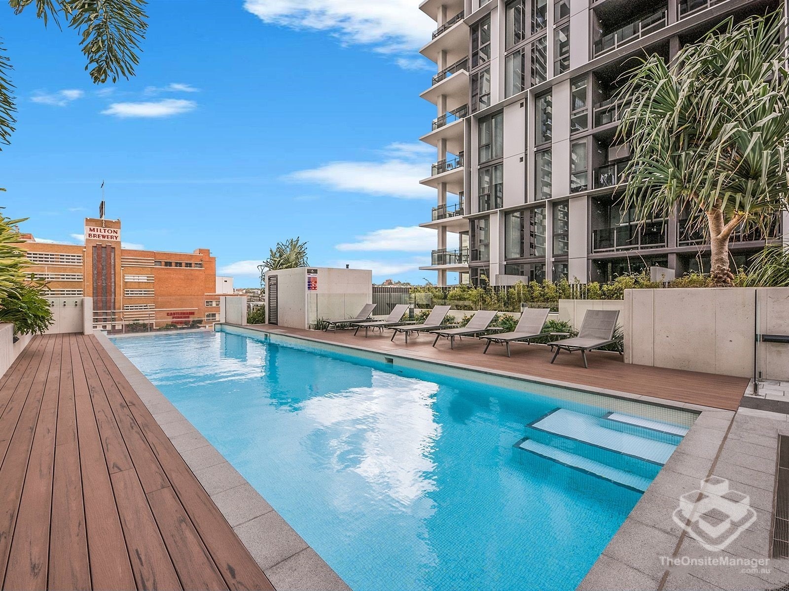 Central & Modern One-Bedroom Apartment - With Car Park