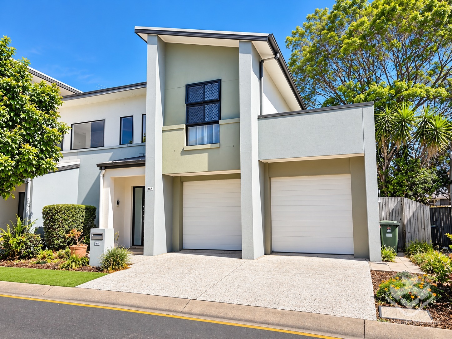 Spacious 3 Bedroom Townhouse 100M to Westfield Carindale