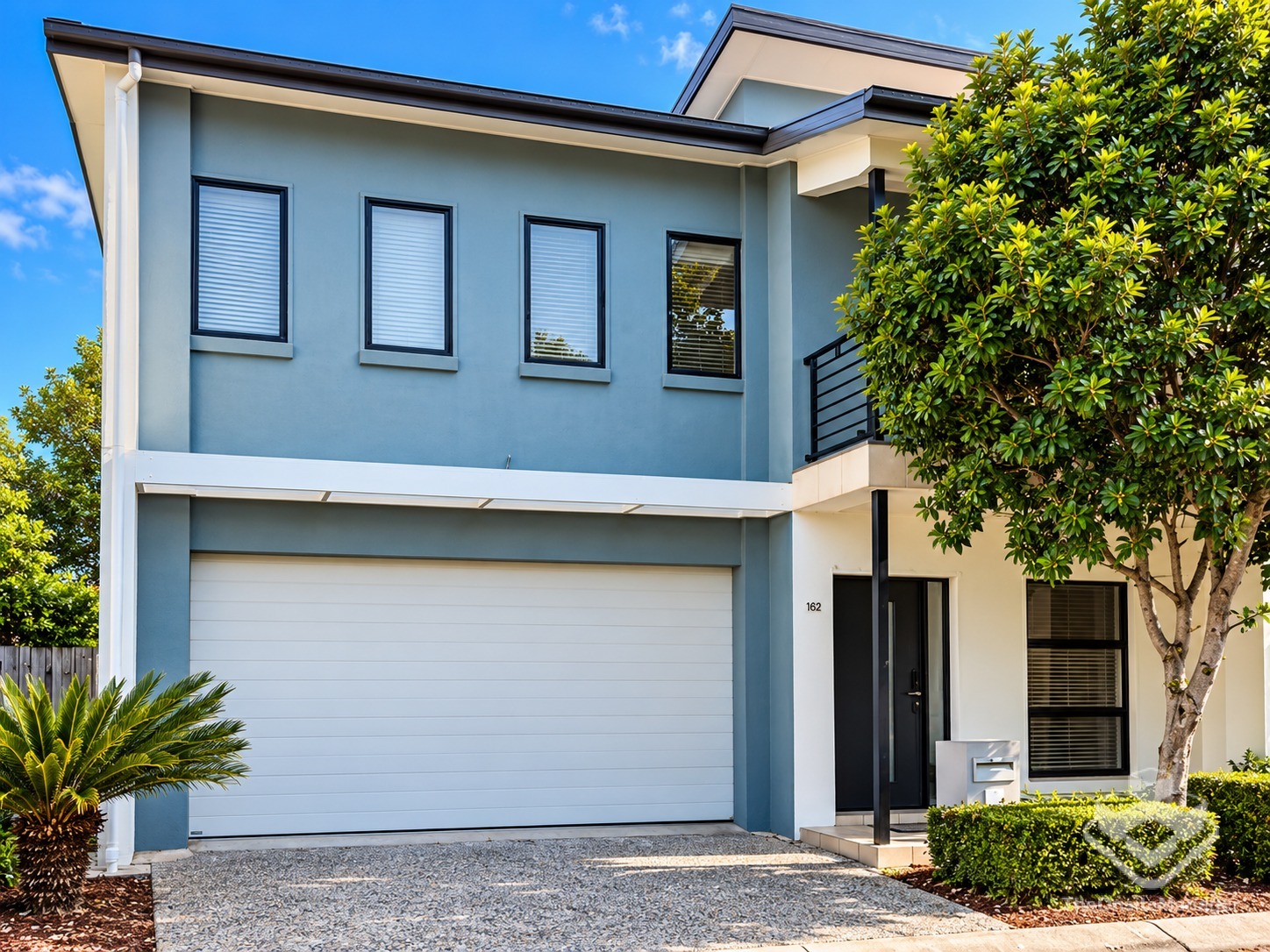 4 BEDROOM TOWNHOUSE IN THE HEART OF CARINDALE