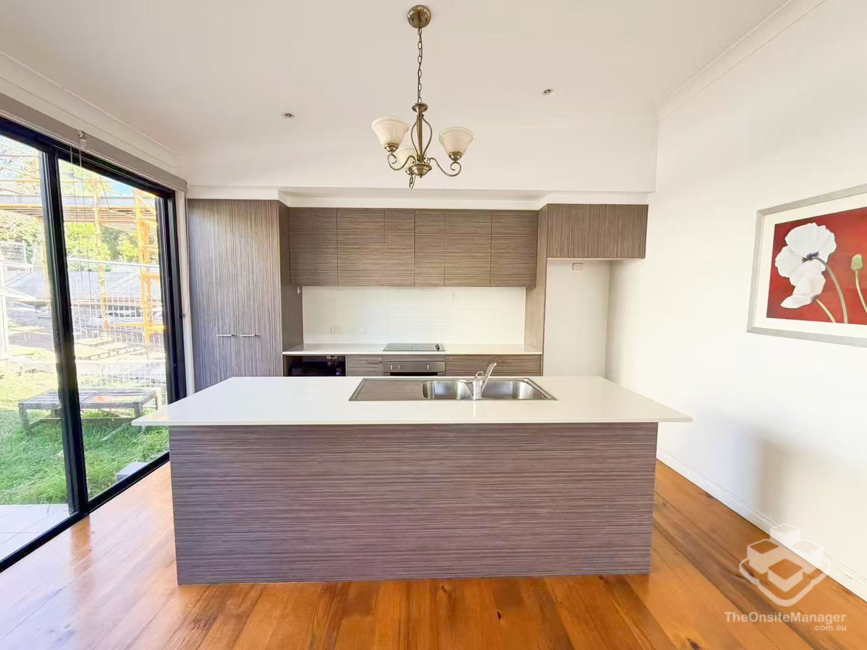 Stylish 4-Bedroom Unit with Outdoor Living in Highgate Hill