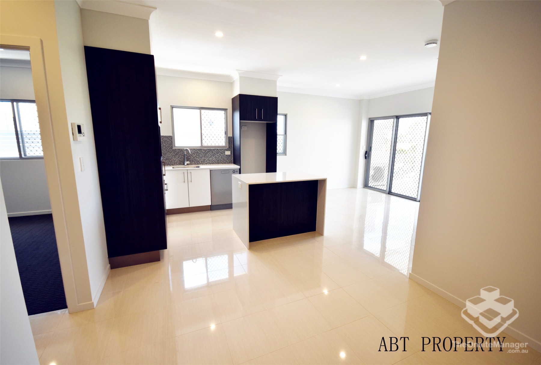 Come home to something special at this top floor apartment. Walk to transport, shops and park.
