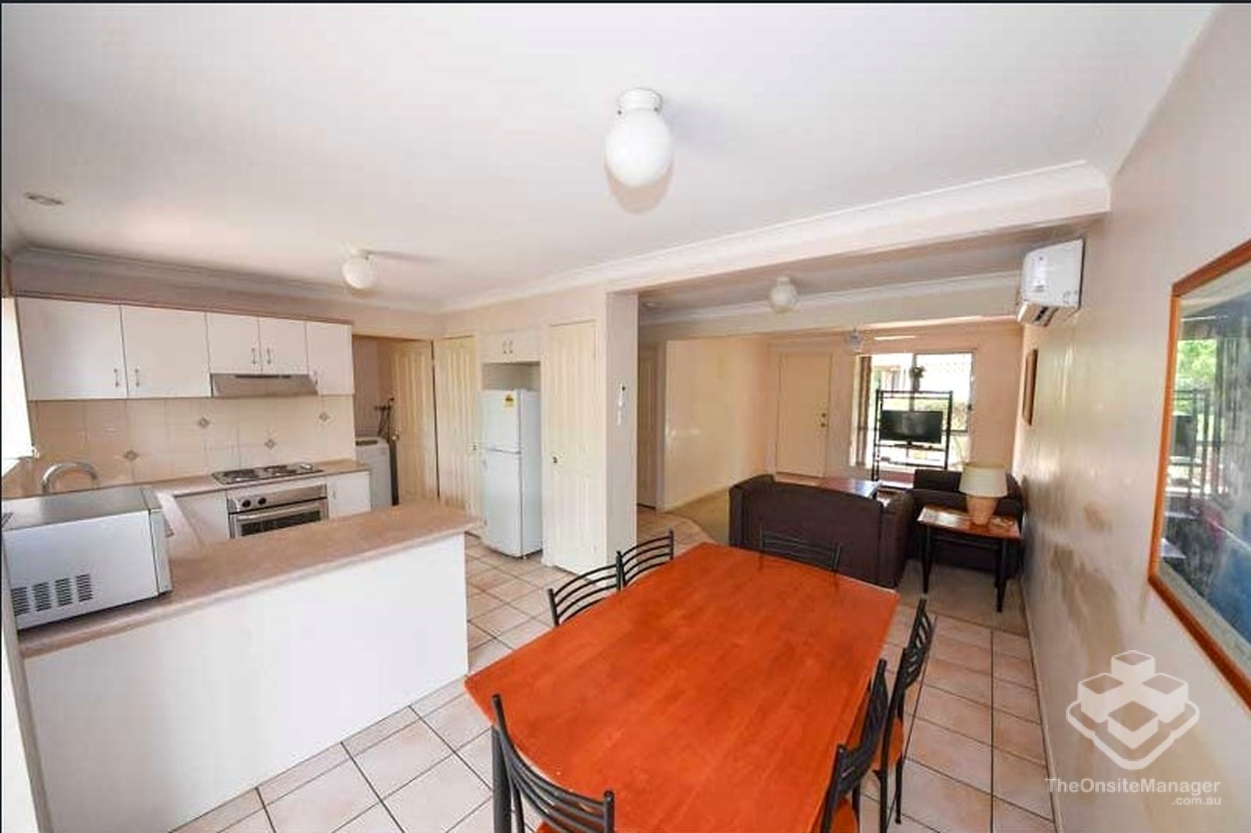 Fully Furnished 3-Bedroom Townhouse with New Carpet in Sunnybank Mead
