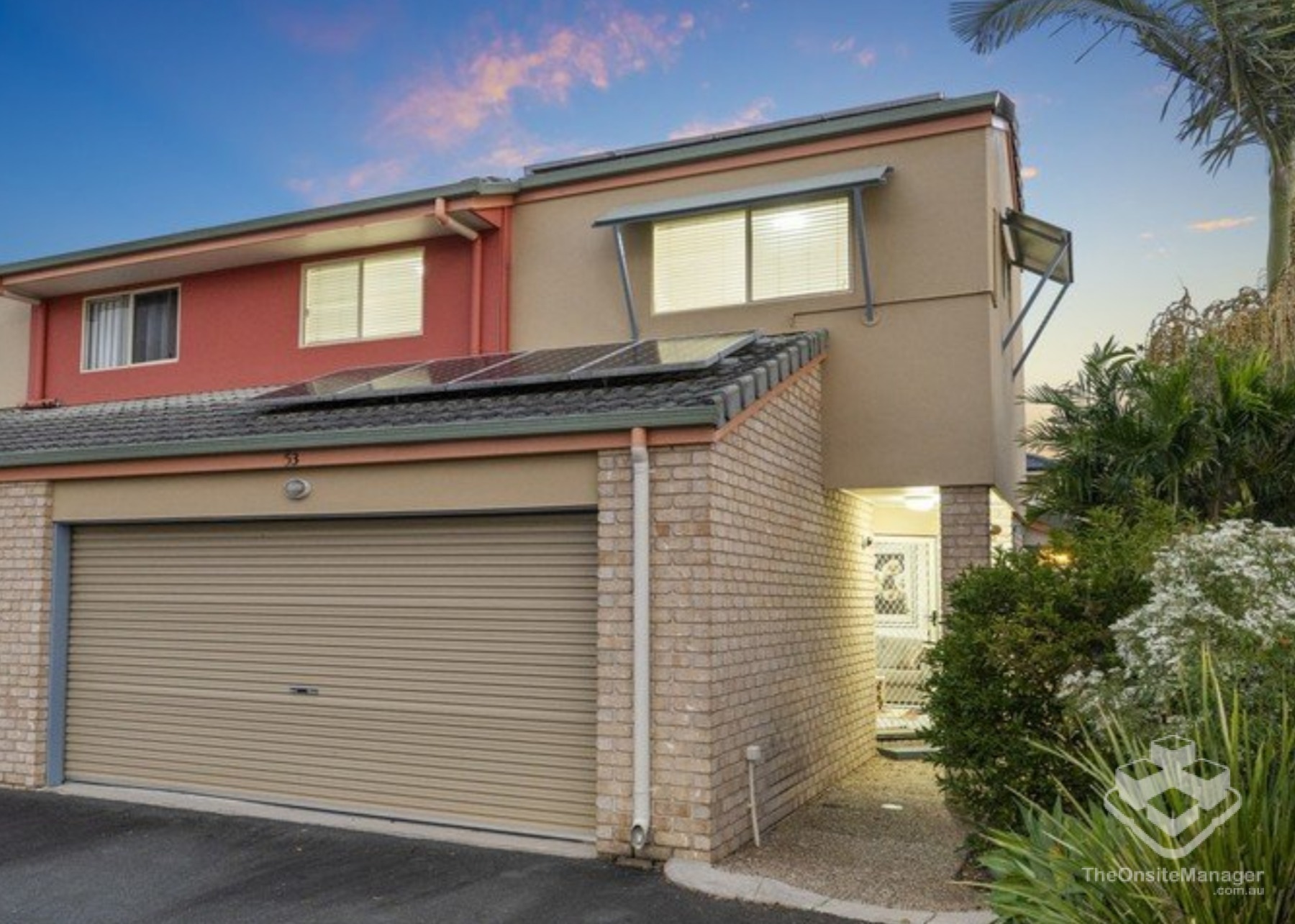 Spacious Family Townhouse – Downstairs Ensuite Bedroom, 5 Air Conditioners & Walk to School