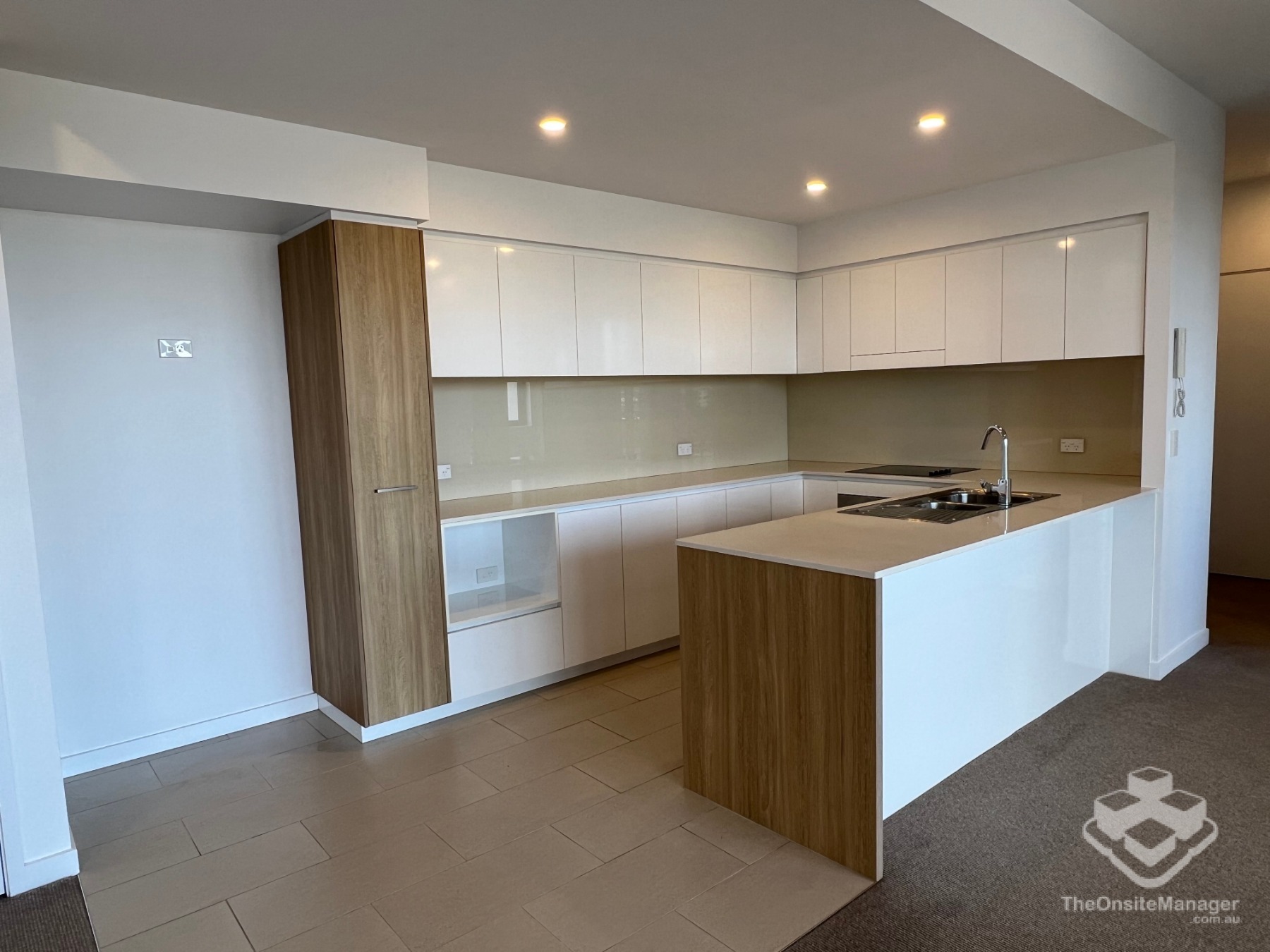 SPACIOUS MODERN APARTMENT IN THE HEART OF CHERMSIDE
