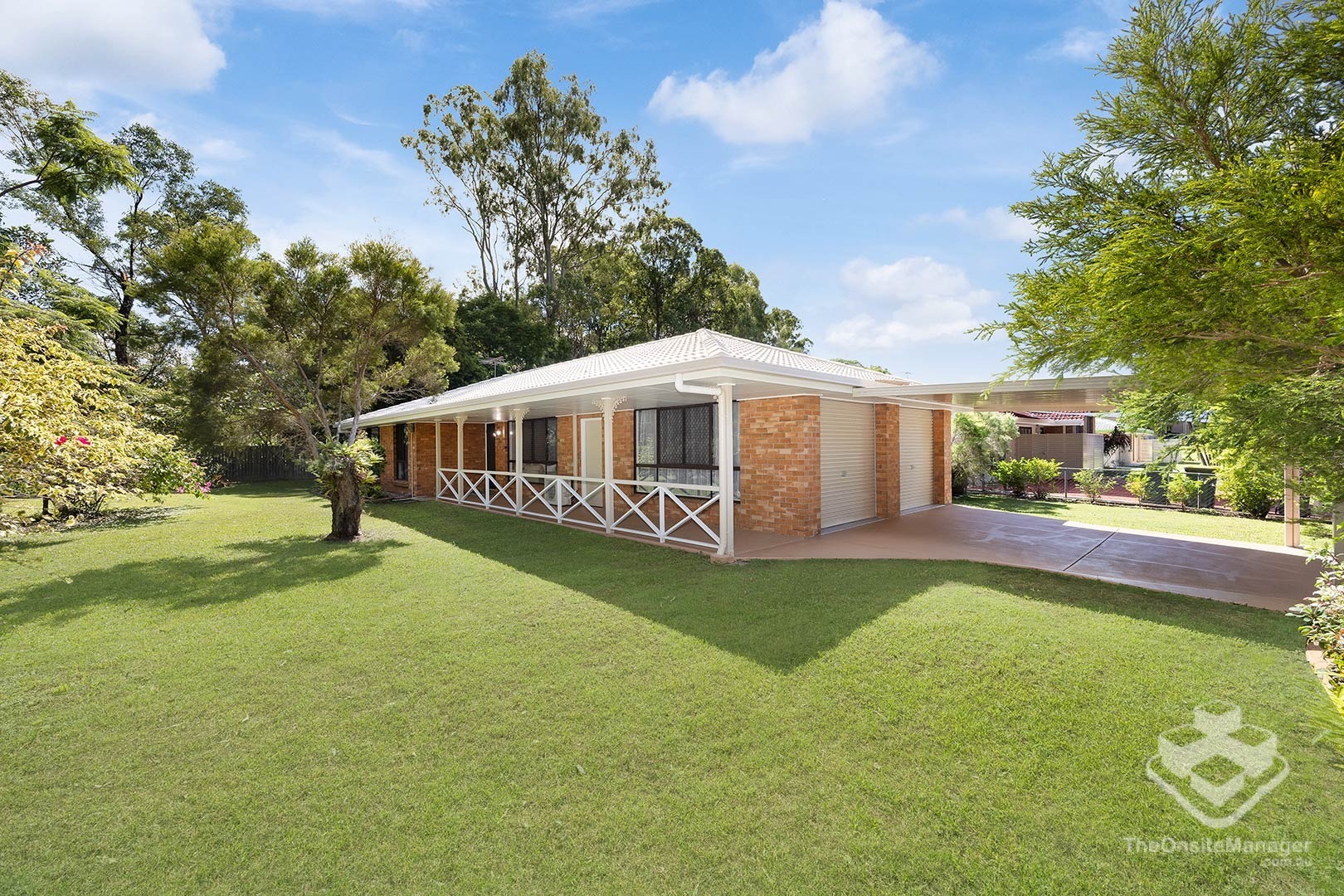 Perfect Family Living on a Spacious Block - Walk to Westfield Carindale!