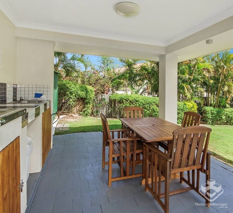 Spacious Townhouse with High Ceilings & Private Courtyard in Arundel
