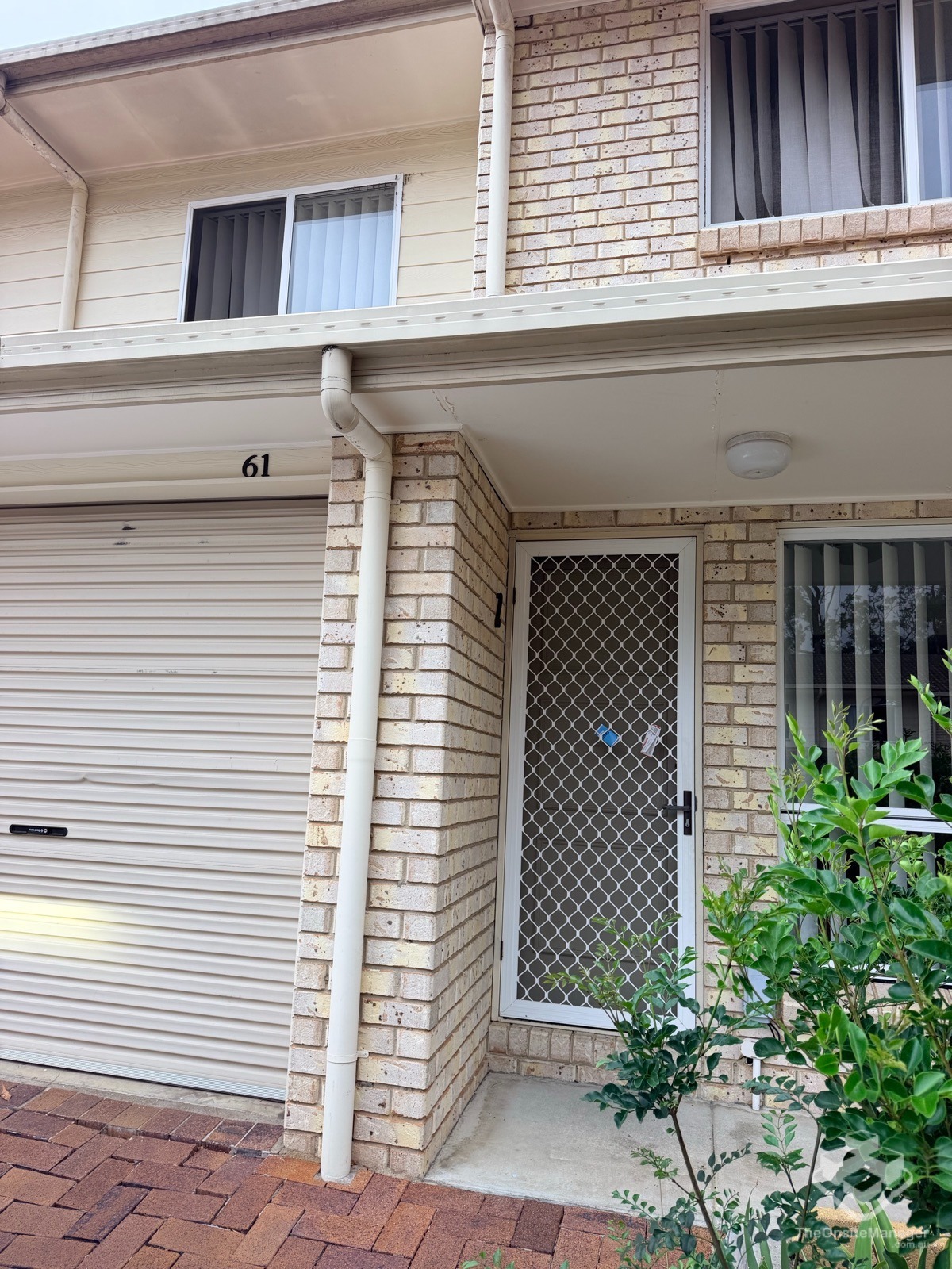 Spacious 3-Bedroom Townhouse with Private Courtyard in Woodridge