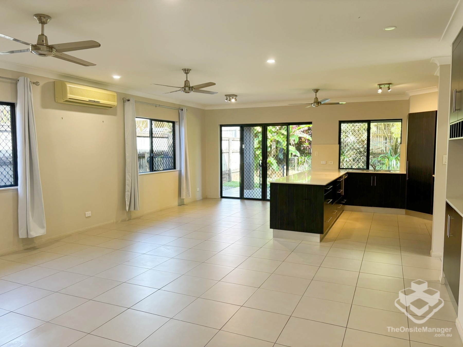 4 Bedroom, 2 bathroom, double garage house with Solar  in Mount Sheridan